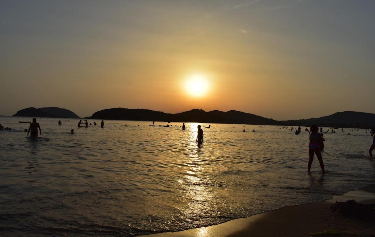 Sun Beach Apartment อานาวีซอส ภายนอก รูปภาพ